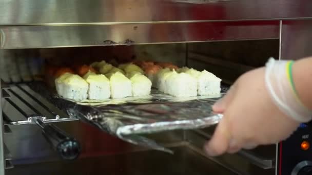 Chica Asiática Cocinero Guantes Estériles Transparentes Pone Estufa Plata Una — Vídeos de Stock