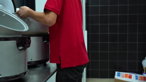 Hombre Asiático Una Camiseta Roja Tira Lleva Una Sartén Arroz — Vídeos de Stock