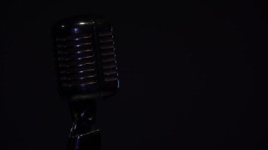 Işıklar sönüyor. Profesyonel konser klasik mikrofon kaydı için ya da karanlık boş retro kulübünde seyircilerle konuşmak için. Sahne ışıkları siyah arkaplanda kapanır. 
