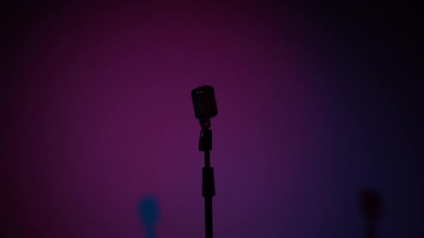 Концерт Старовинного Відблиску Мікрофона Запису Або Спілкування Аудиторією Сцені Темному — стокове відео
