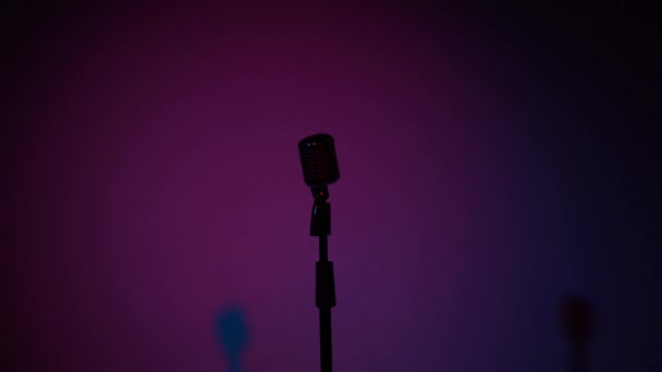 Kayıt Için Klasik Parlayan Mikrofon Konseri Karanlık Boş Retro Kulübünde — Stok video