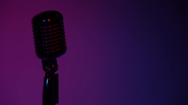Profesyonel Konser Klasik Parlayan Mikrofon Solda Karanlık Boş Retro Kulübünde — Stok video