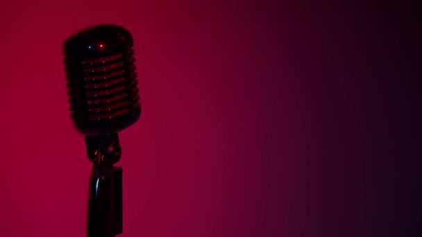Profesyonel Konser Klasik Mikrofon Kaydı Için Boş Retro Kulübünde Seyircilerle — Stok video