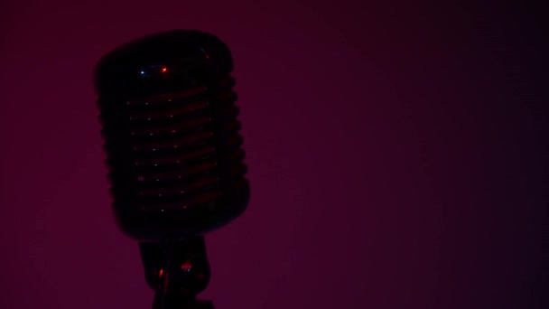 Profesyonel Konser Klasik Mikrofon Kaydı Için Karanlık Boş Retro Kulübünde — Stok video