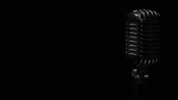 Profesionální Koncertní Vintage Oslnivý Mikrofon Pro Záznam Nebo Mluvit Diváky — Stock video