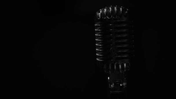 Відблиск Білих Світлових Відблисків Сяйво Хромованому Ретро Мікрофоні Чорному Тлі — стокове відео