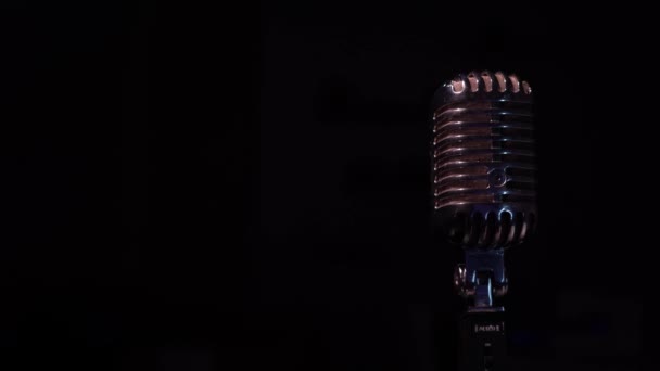 Luzes Vermelhas Brancas Iluminam Microfone Retrô Cromado Direita Fundo Preto — Vídeo de Stock
