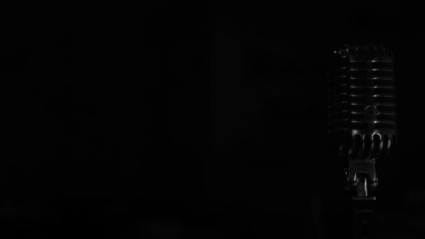 Spotlights Включены Светятся Хромированном Микрофоне Справа Черном Фоне Профессиональный Концертный — стоковое видео