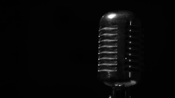 Profissional Branco Preto Microfone Brilho Vintage Para Gravar Falar Cena — Vídeo de Stock