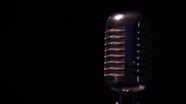Profesionální Klasický Ročník Oslnivého Mikrofonu Pro Záznam Nebo Mluvit Diváky — Stock video