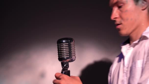 Homme Soulever Microphone Vintage Argent Dans Club Sombre Regarde Autour — Video