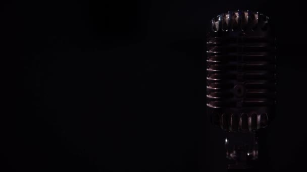 Руки Белого Человека Поворачивают Профессиональный Концертный Винтажный Светящийся Микрофон Записи — стоковое видео