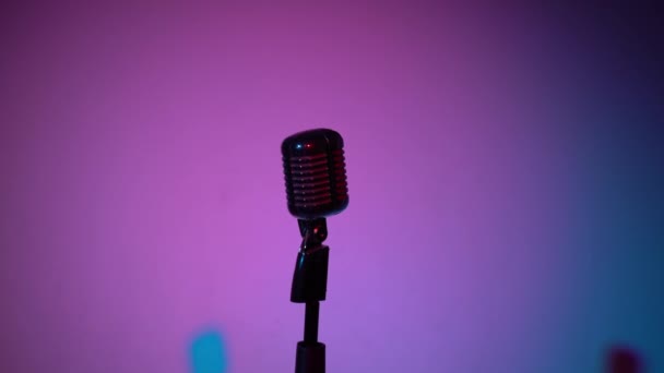 Professional Silver Vintage Glare Microphone Record Speak Audience Scene Dark — Stock Video