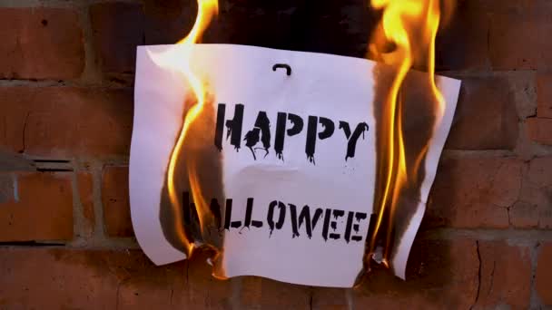 크기의 종이에 새겨진 주황색 있었다 신문은 할로윈 Happy Halloween Burns — 비디오