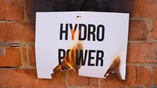 크기의 종이에 새겨진 주황색 있었다 신문은 Hydro Power Burns 단어와 — 비디오