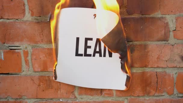 Inscripción Una Hoja Tamaño Blanco Sobre Fondo Una Pared Ladrillo — Vídeos de Stock