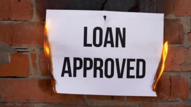 Beyaz bir A4 tablosundaki yazı turuncu bir duvarın arka planına karşı. Üzerinde 