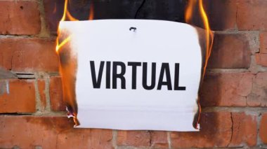 Beyaz bir A4 tablosundaki yazı turuncu bir duvarın arka planına karşı. Sanal yakma, duman ve küle dönüşen siyah kelimeli kağıt. İş konsepti.