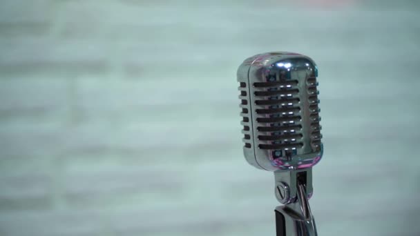 Concert Professionnel Argent Classique Microphone Éblouissant Pour Enregistrer Parler Public — Video