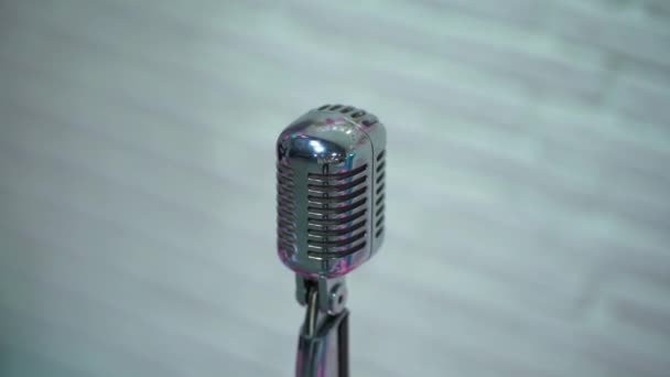 Retro Kulübünde Sahnedeki Gümüş Renkli Parlayan Mikrofon Sahne Işıkları Beyaz — Stok video