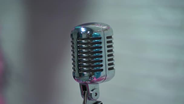 Microphone Éblouissant Vintage Argenté Sur Scène Club Rétro Près Lumière — Video