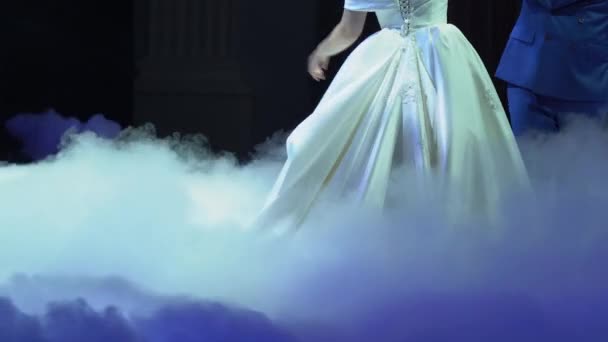 Bel Homme Marié Tenir Belle Mariée Élégante Robe Mariée Blanche — Video