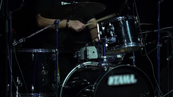 Perkusista Bez Twarzy Przyjemnością Gra Czarnych Perkusjach Bębny Pałeczkami Ciemnym — Wideo stockowe