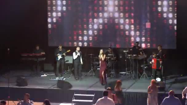 뮤지컬 밴드는 뉴욕에서 콘서트에서 공연한다 여자가 스포트라이트를 비추며 위에서 마이크로 — 비디오