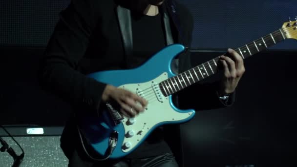 Bellissimo Uomo Giacca Nera Jeans Gioca Con Entusiasmo Una Chitarra — Video Stock