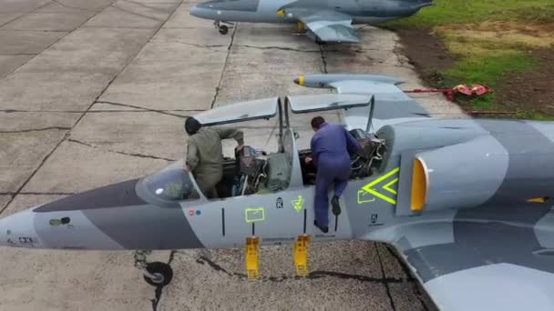 Câmara Drone Voa Levanta Pessoas Verifica Prepara Aviões Combate Cinza — Vídeo de Stock