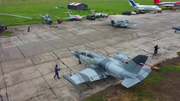 Das Kampfflugzeug Steht Einem Bewölkten Tag Auf Dem Alten Flugplatz — Stockvideo