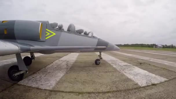 Een Grijs Blauw Gevechtsvliegtuig Beweegt Zich Landingsbaan Stopt Bij Nummer — Stockvideo