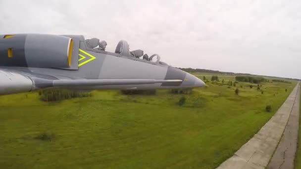 Avión Combate Gris Azul Con Elementos Fuselaje Amarillo Vuela Muy — Vídeos de Stock