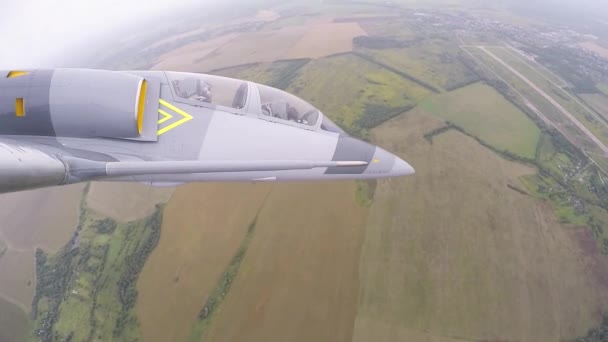 Nad Zelenými Poli Přeletí Šedomodré Cvičné Letadlo Kutálí Doleva Bojovník — Stock video