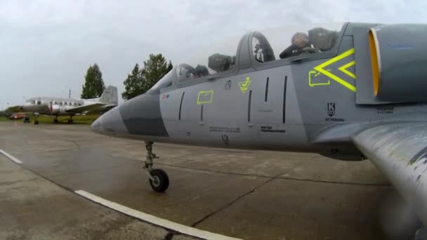 Avión Combate Gris Azul Mueve Pista Entre Los Aviones Del — Vídeos de Stock