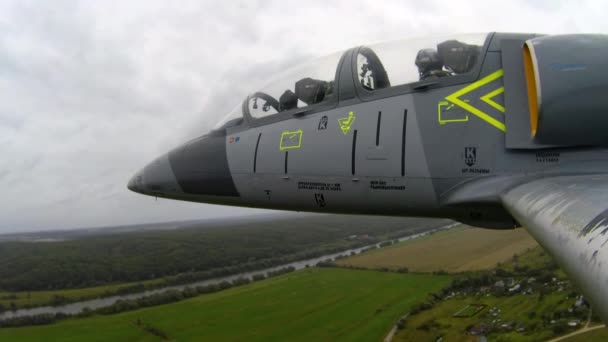 Avion Combat Gris Bleu Envole Dirige Vers Dessus Des Champs — Video