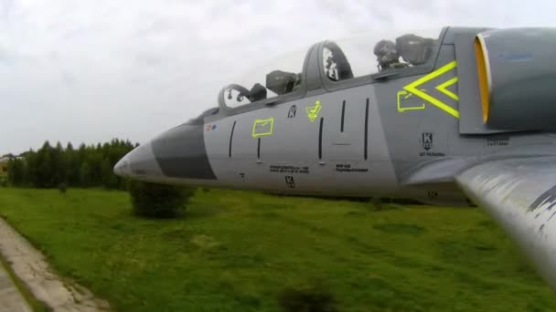 Avion Réaction Bleu Gris Vole Rapidement Bas Dessus Sol Aérodrome — Video