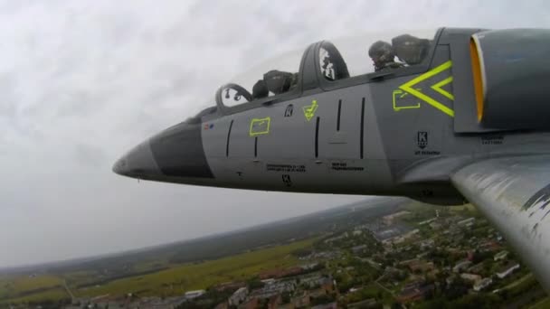 Avión Combate Gris Azul Hace Maniobra Doble Cañón Contra Cielo — Vídeos de Stock