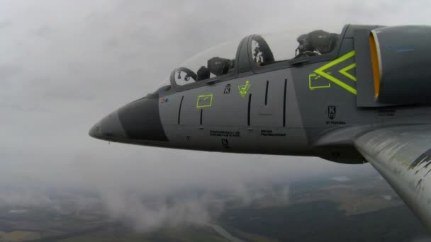 Avion Combat Bleu Gris Vole Travers Des Nuages Blancs Épais — Video