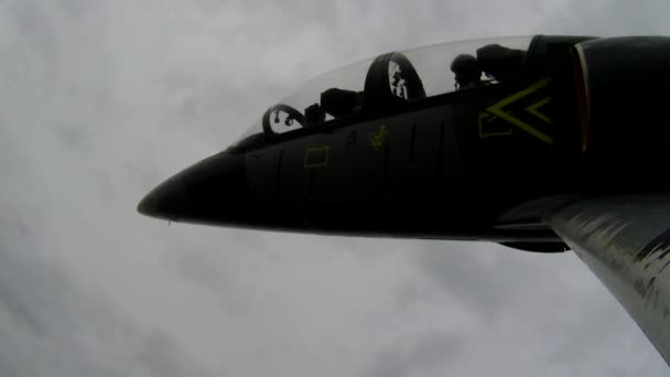 黑色的轮廓使战斗机在乌云笼罩的天空中高高地升空 有飞行员和领航员的飞机在飞行 从左边看近点 — 图库视频影像