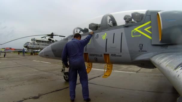 Landing Signal Officer Допомагає Екіпажу Вибратися Сірого Літака Проти Хмарного — стокове відео