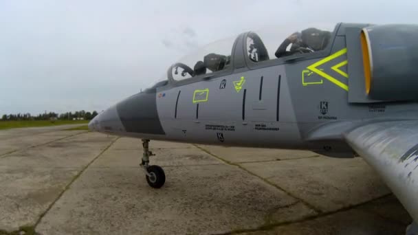 Aereo Combattimento Blu Grigio Cavalca Lungo Striscia Del Vecchio Campo — Video Stock