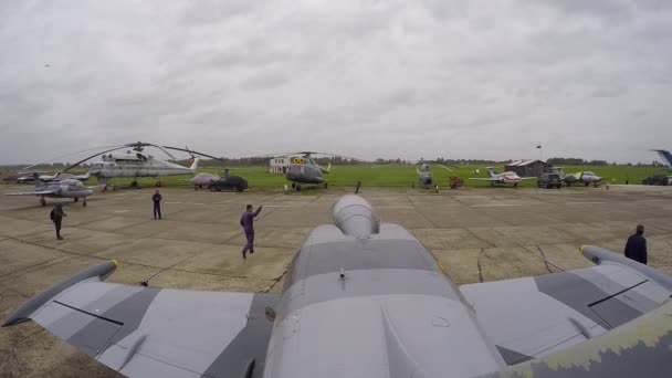 Aviones Combate Grises Azules Están Aeropuerto Oficial Señal Aterrizaje Dar — Vídeo de stock