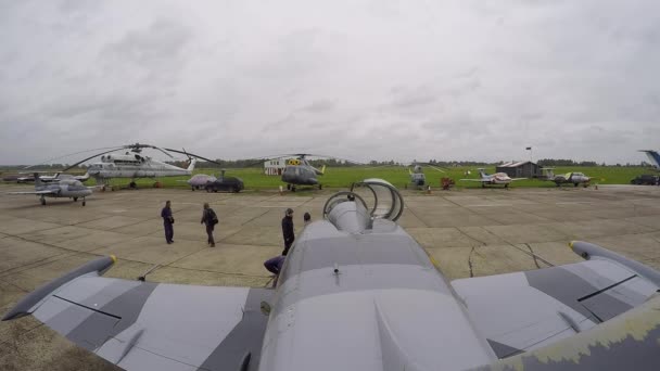 Avión Gris Azul Entrenamiento Combate Encuentra Antiguo Aeródromo Fondo Del — Vídeos de Stock