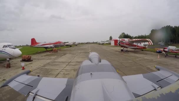 Aereo Combattimento Grigio Blu Cavalca Lungo Pista Del Vecchio Campo — Video Stock