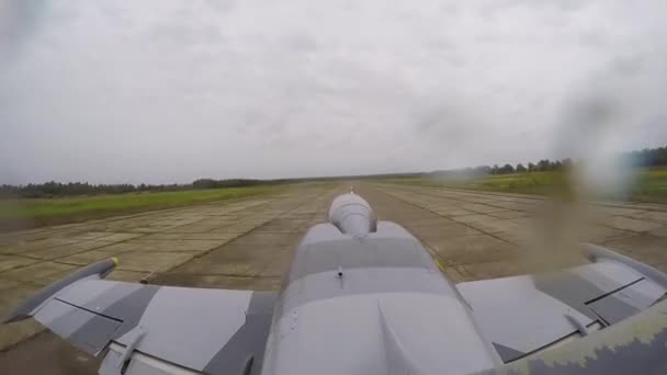 Szary Niebieski Samolot Treningowy Porusza Się Startuje Pasa Startowego Ciemne — Wideo stockowe