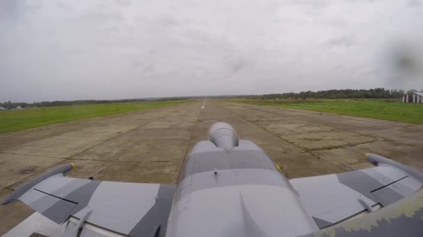 Szürke Kék Harci Repülőgép Elindul Kifutópálya Mentén Gyorsul Felszáll Repülőgép — Stock videók