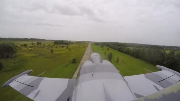 Ein Graublaues Kampfflugzeug Fliegt Sehr Schnell Und Tief Über Dem — Stockvideo