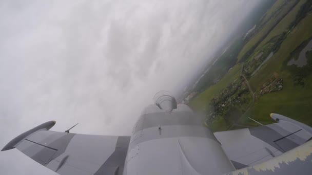 Een Grijs Blauw Gevechtsvliegtuig Draait Naar Rechts Vliegt Hoog Boven — Stockvideo