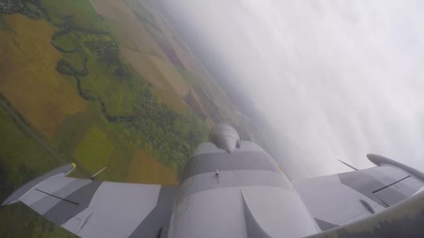 Gris Azul Entrenamiento Avión Combate Hacer Maniobra Rollo Barril Derecho — Vídeos de Stock